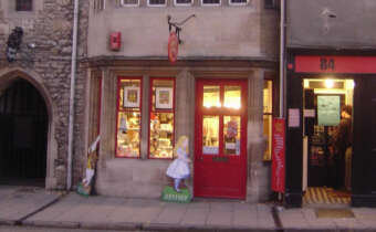 Outside Alice's Shop in St. Aldate's, Oxford - picture credit: Andrew Roberts (http://www.flickr.com/people/51035700831@N01)